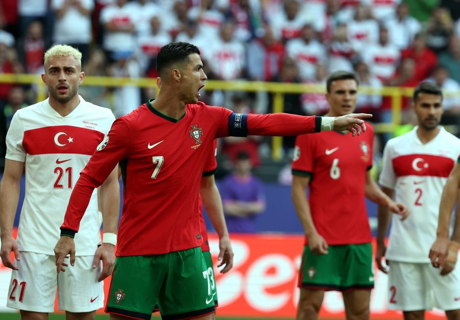 أداء مخيب للكبار وأهداف في الدقائق الأخيرة في دور المجموعات بأمم أوروبا