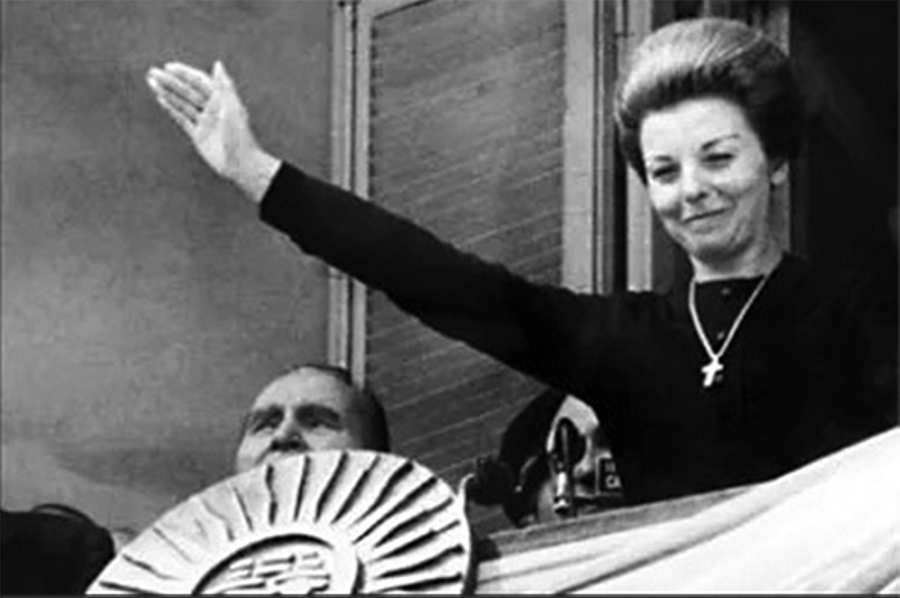 "1974 - إيزابيلا بيرون أرملة الرئيس خوان بيرون تقسم اليمين كأول رئيسة لجمهورية الأرجنتين."