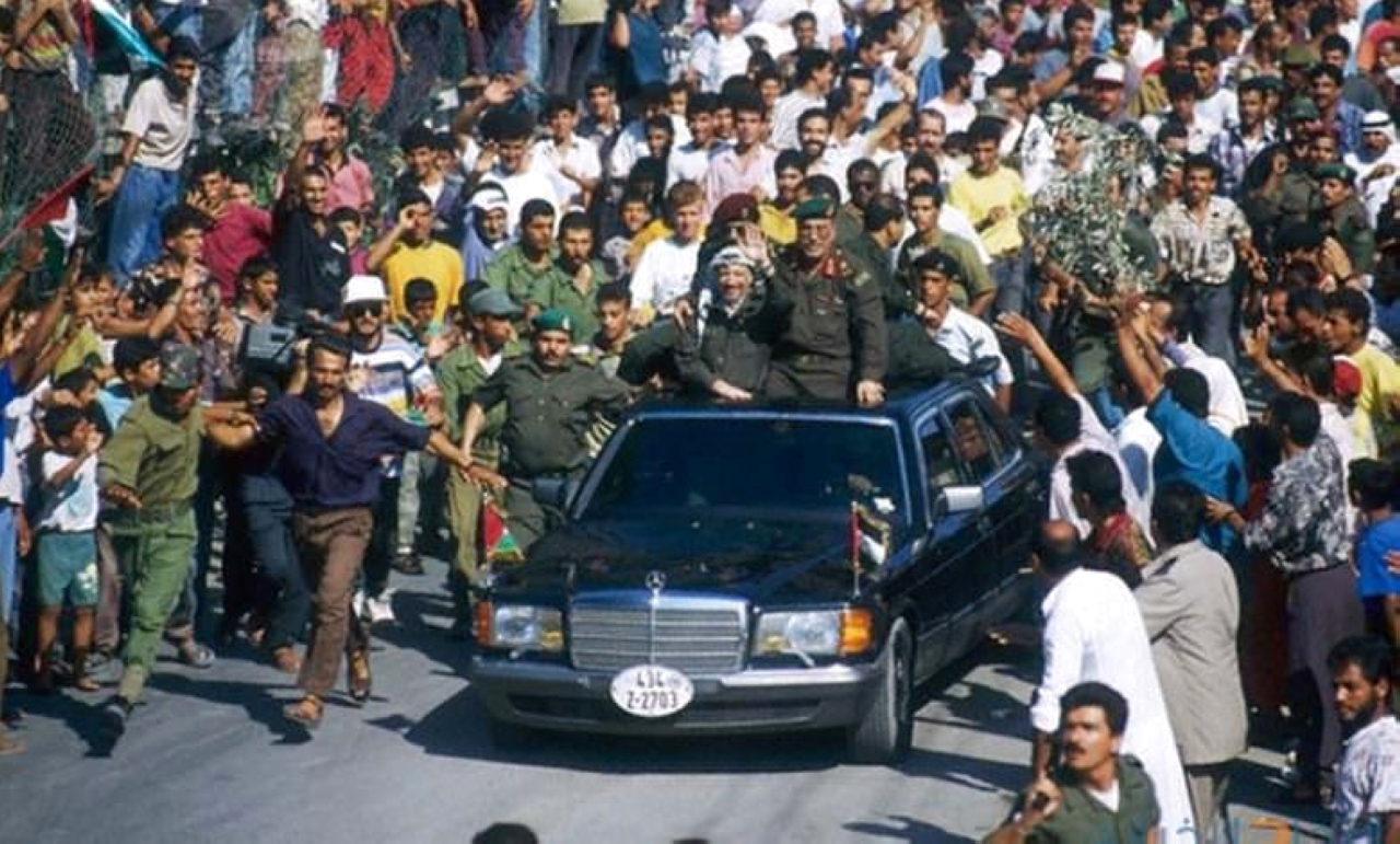 "1994 الزعيم الفلسطيني ياسر عرفات يعود إلى غزة بعد 27 عاماً في المنفى."