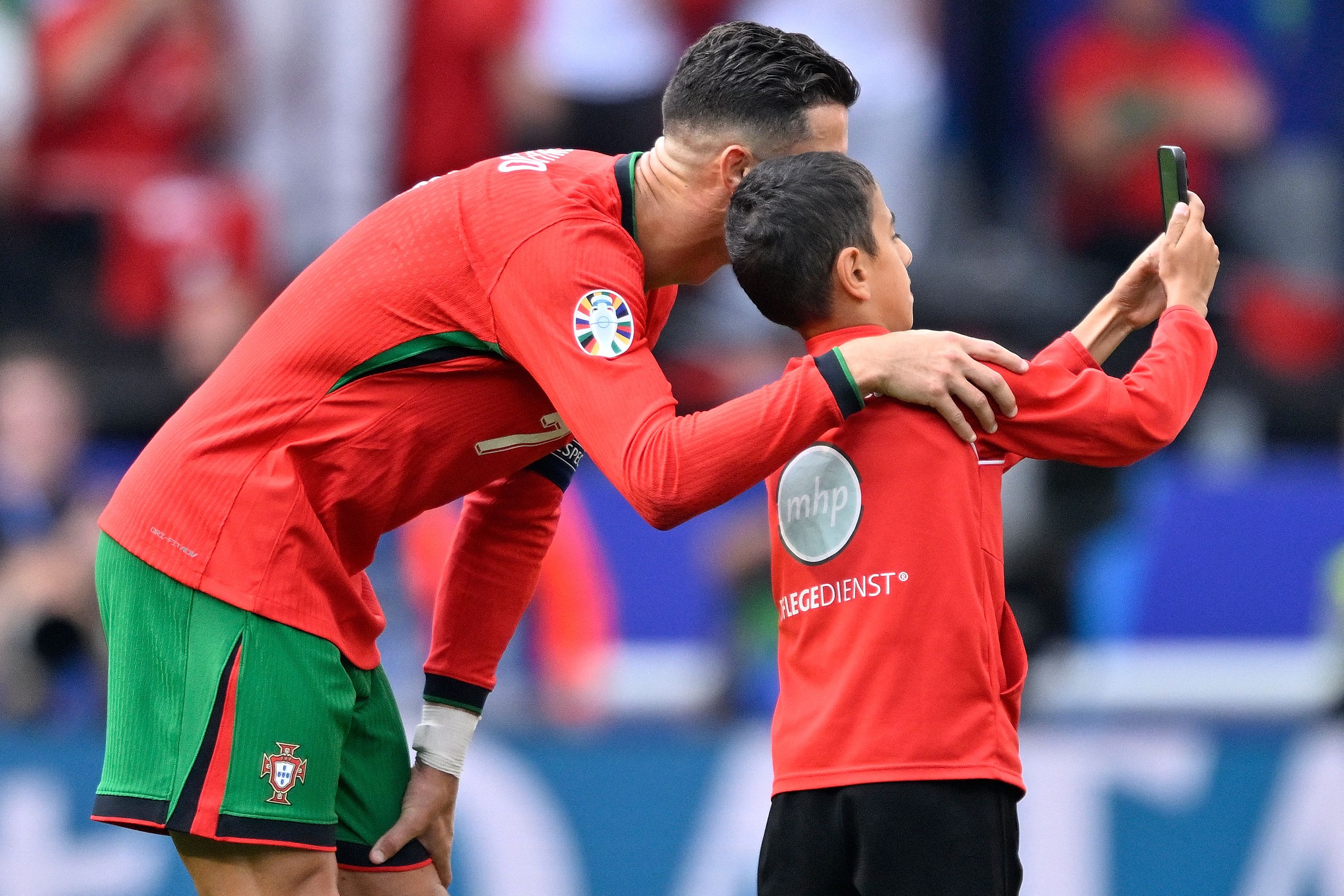 اليويفا يغرم ألمانيا بسبب "السيلفي" مع رونالدو