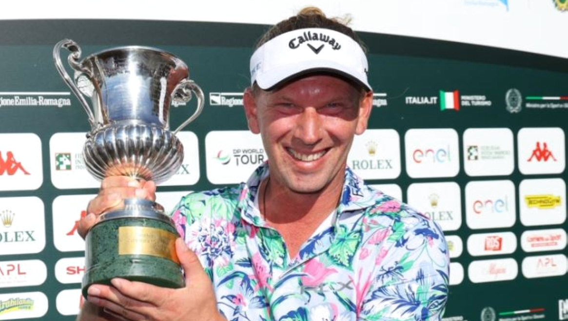 "سايم يرفع كأس البطولة الإيطالية"