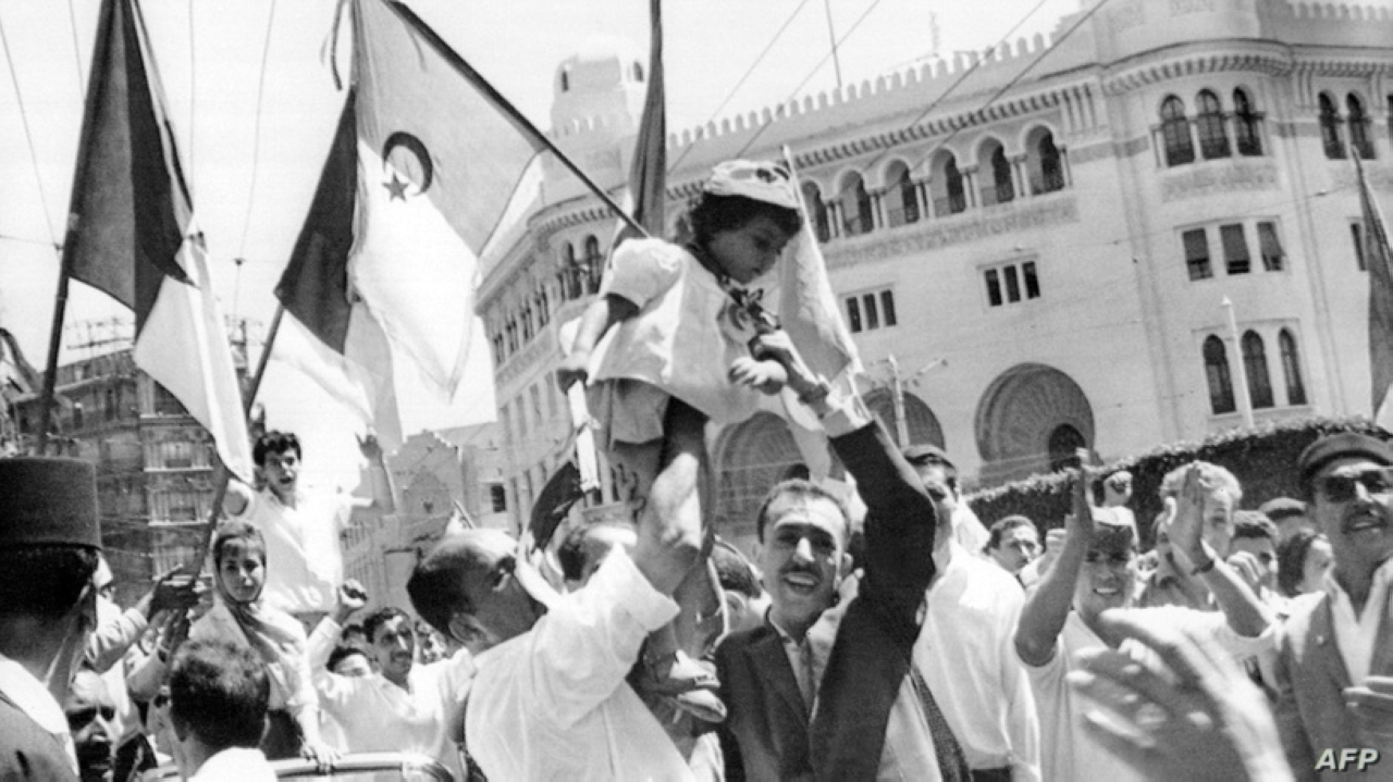 "1962 استقلال الجزائر عن فرنسا بعد احتلال دام 132 سنة."