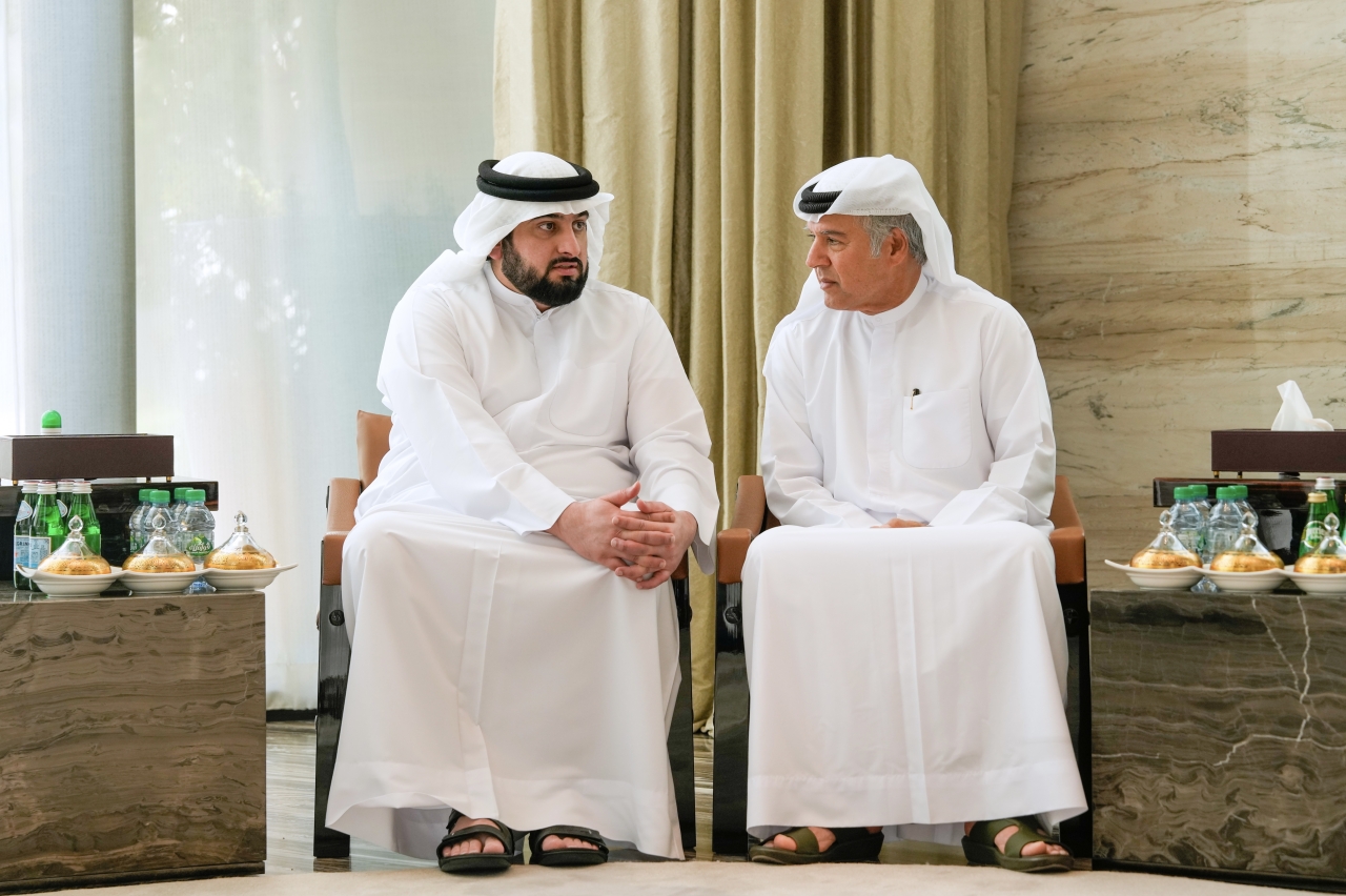 "أحمد بن محمد خلال تقديم واجب العزاء"