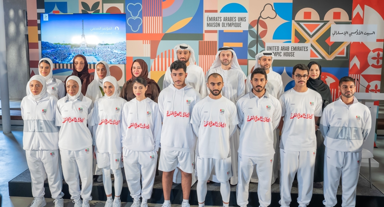 "فارس المطوع يتوسط وفد الإمارات المشارك في أولمبياد باريس خلال المؤتمر الصحافي | البيان"