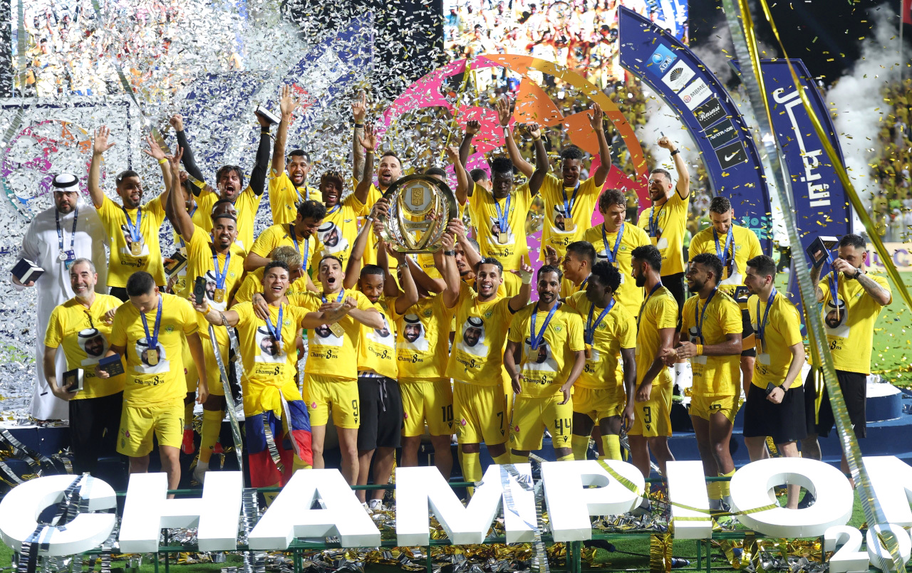 "فريق الوصل يحتفل بدرع دوري أدنوك للمحترفين للموسم الأخير | البيان"