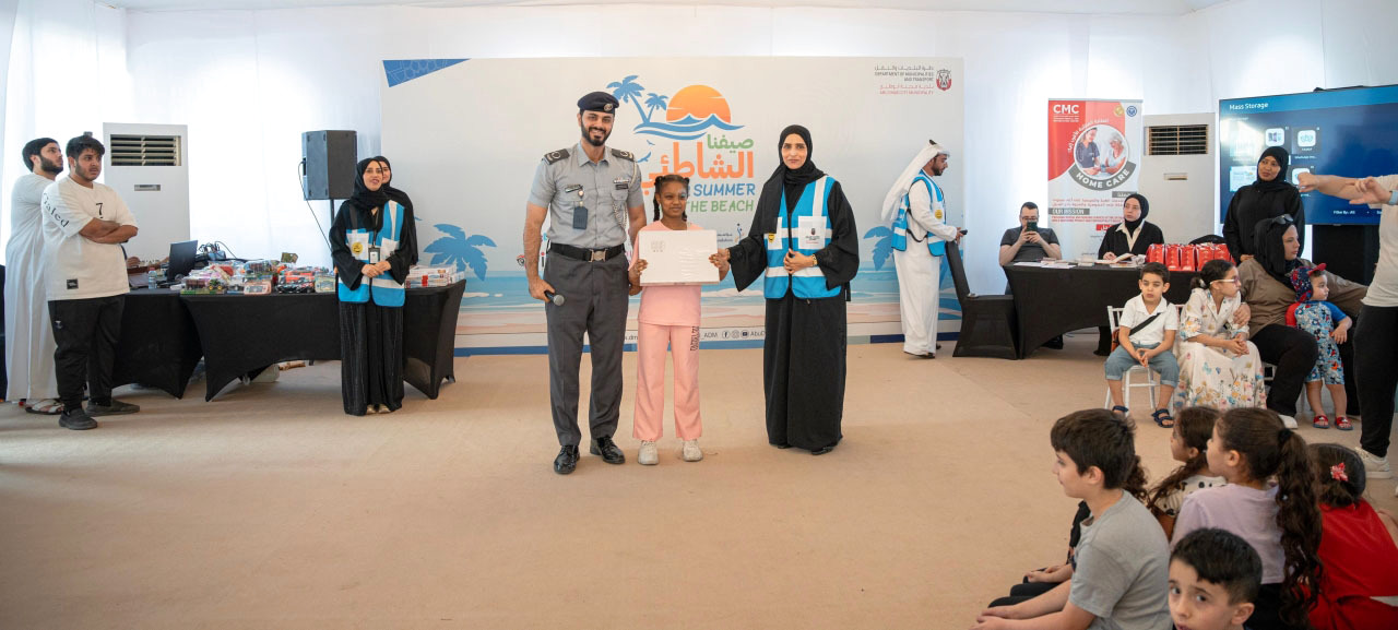 شرطة أبوظبي تعزز التوعية المرورية في «صيفنا الشاطئ»