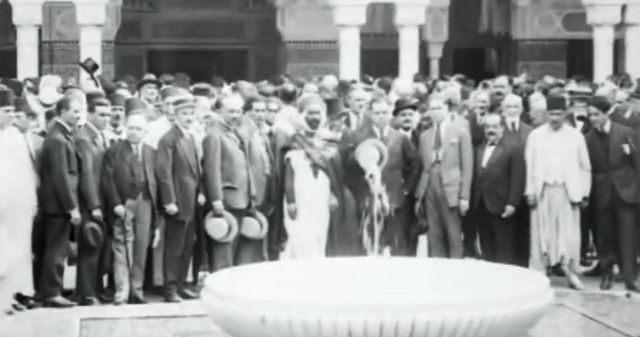 "1926  الرئيس الفرنسي كاستون دومرك يفتتح مسجد باريس وهو أول مسجد يتم بناؤه في فرنسا"
