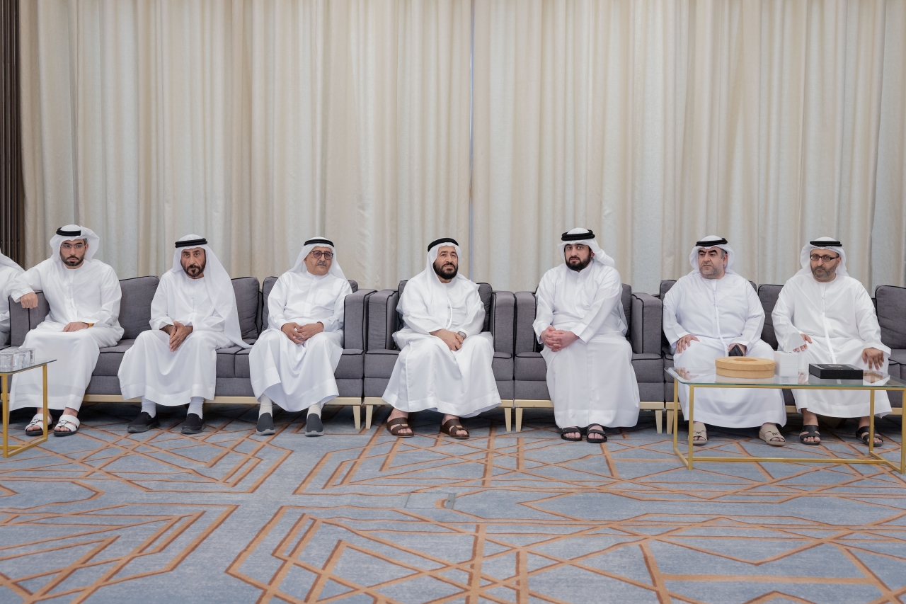 "أحمد بن محمد خلال تقديم واجب العزاء بحضور محمد عبدالرحيم سلطان العلماء | تصوير: خليفة عيسى وعثمان ذياب"