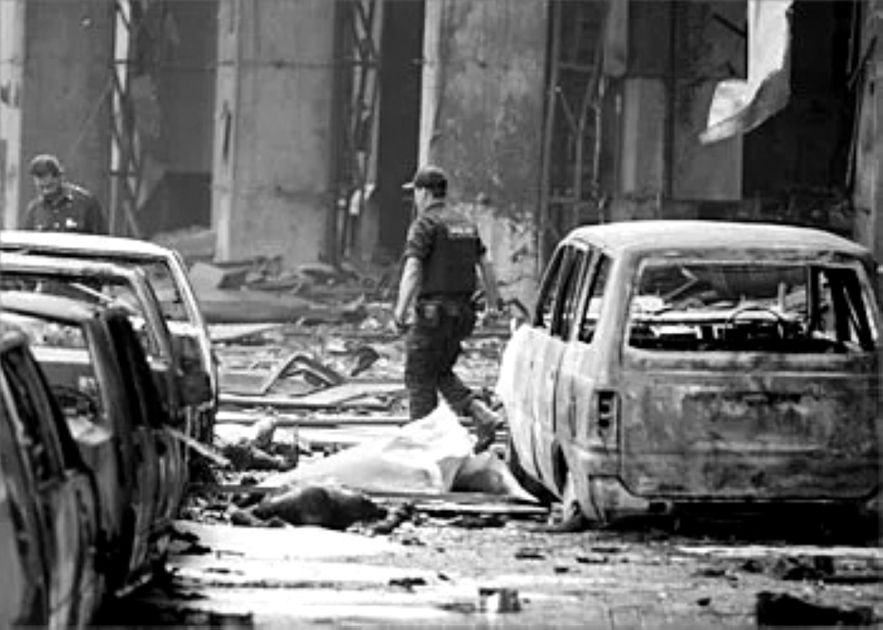 "2009 تفجيران في فندقين من أفخم فنادق العاصمة الإندونيسية جاكرتا ما أدى إلى مقتل عدد من الأجانب."