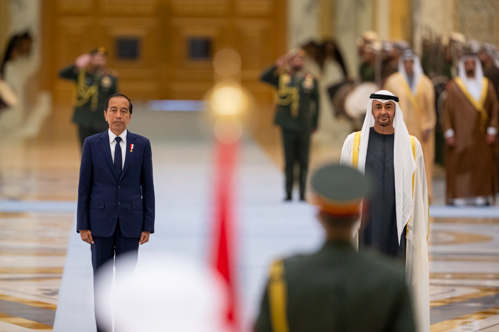 جرت له مراسم استقبال رسمية .. رئيس الدولة يستقبل الرئيس الإندونيسي في قصر الوطن