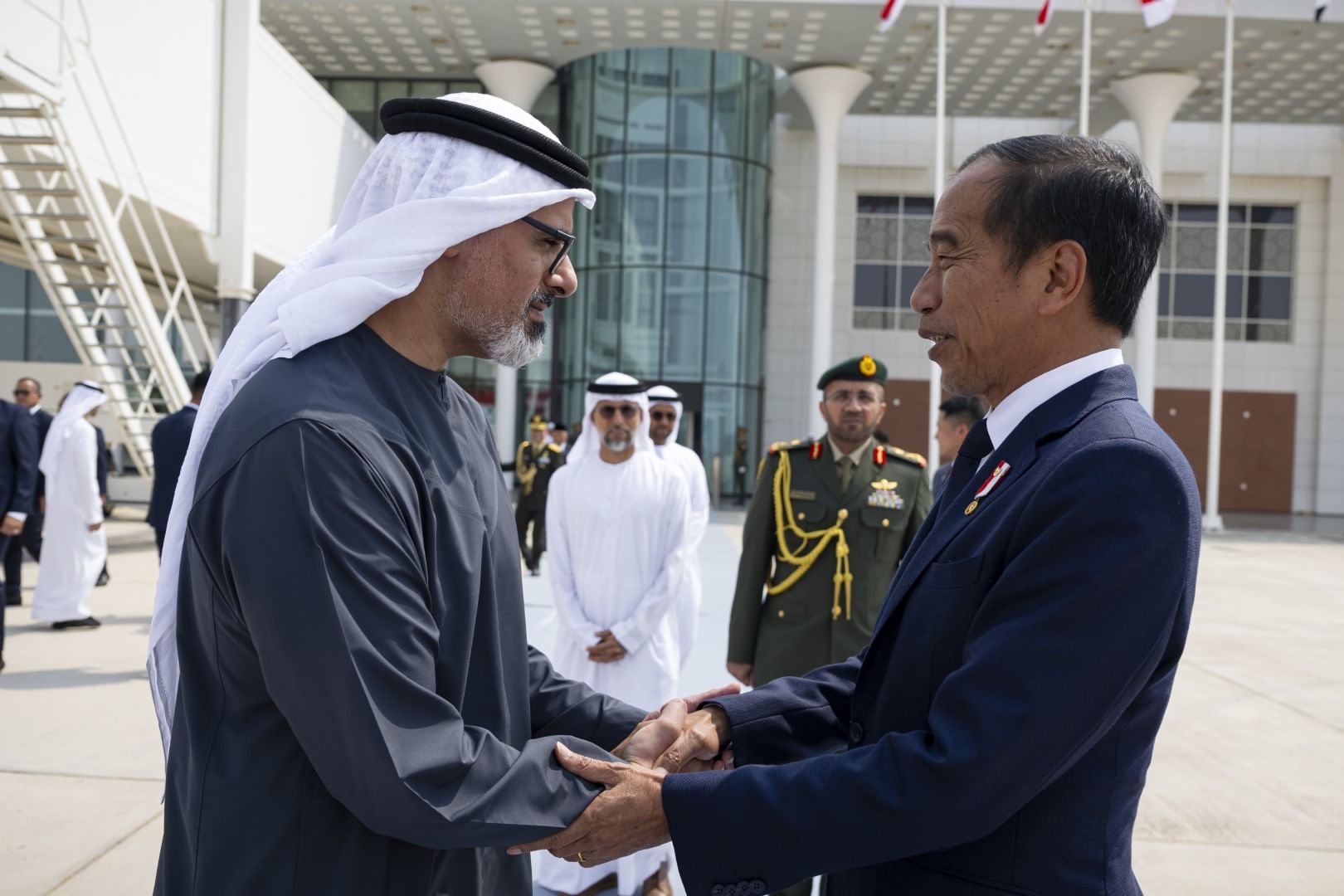 ودعه خالد بن محمد بن زايد.. الرئيس الإندونيسي يختتم زيارته إلى الإمارات