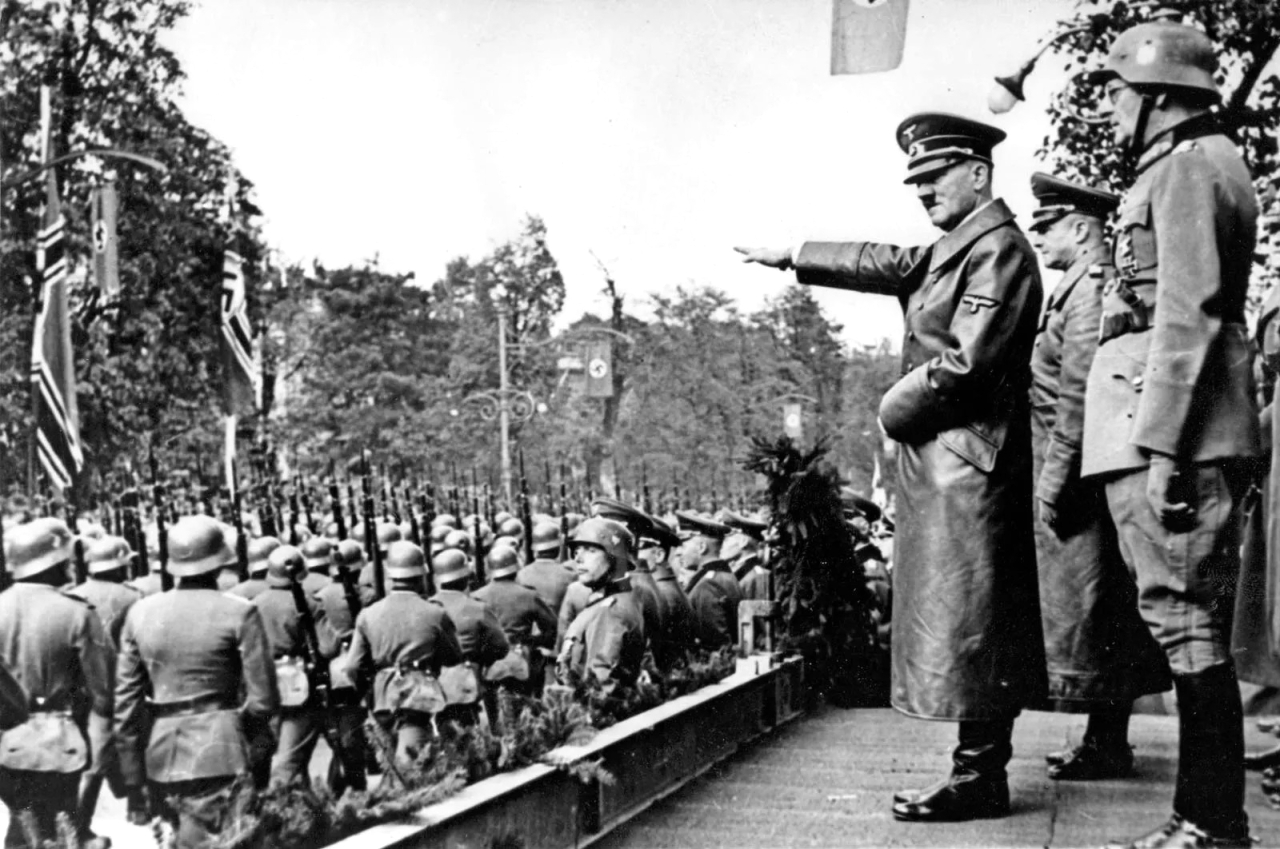 "1944 نجاة الزعيم النازي أدولف هتلر من محاولة اغتيال قادها الضابط في الجيش كلاوس فون شتاوفنبرغ."