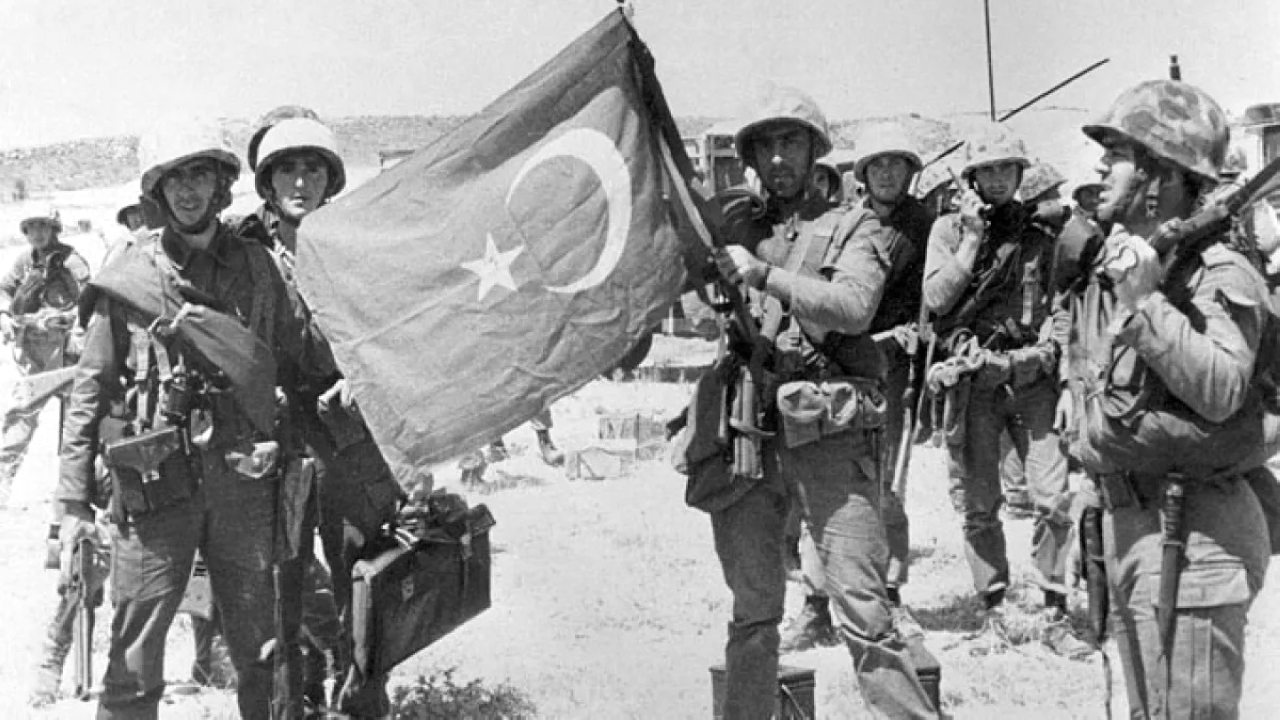 "1974 الجيش التركي يجتاح الجزء الشمالي من جزيرة قبرص بعد 9 أيام من انقلاب عسكري موالٍ لليونان."