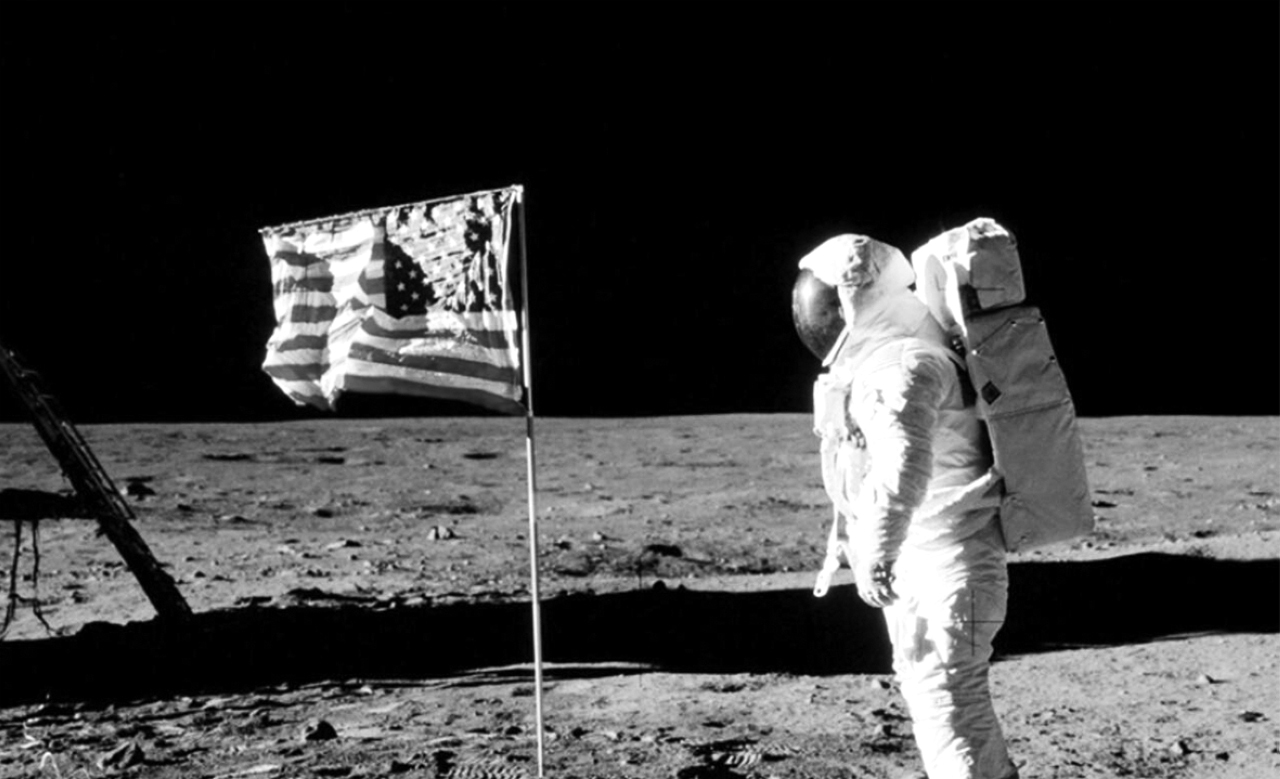 "1969  وصول رائد الفضاء الأمريكي نيل آرمسترونغ إلى سطح القمر ليكون بذلك أول إنسان يصل إليه."