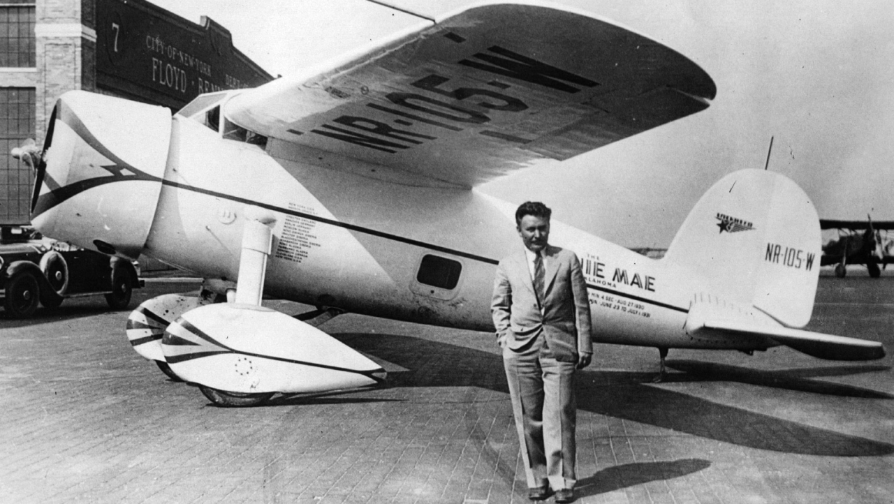 "1933  الطيار الأمريكي ويلي بوست يهبط بنيويورك بعد أن طار وحده حول العالم في سبعة أيام."
