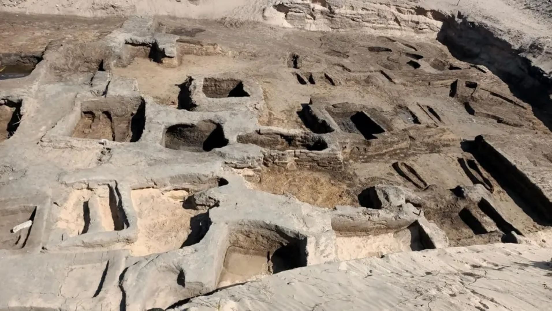 مصر: الكشف عن مقابر أثرية وعملات من العصر البطلمي بمدينة دمياط