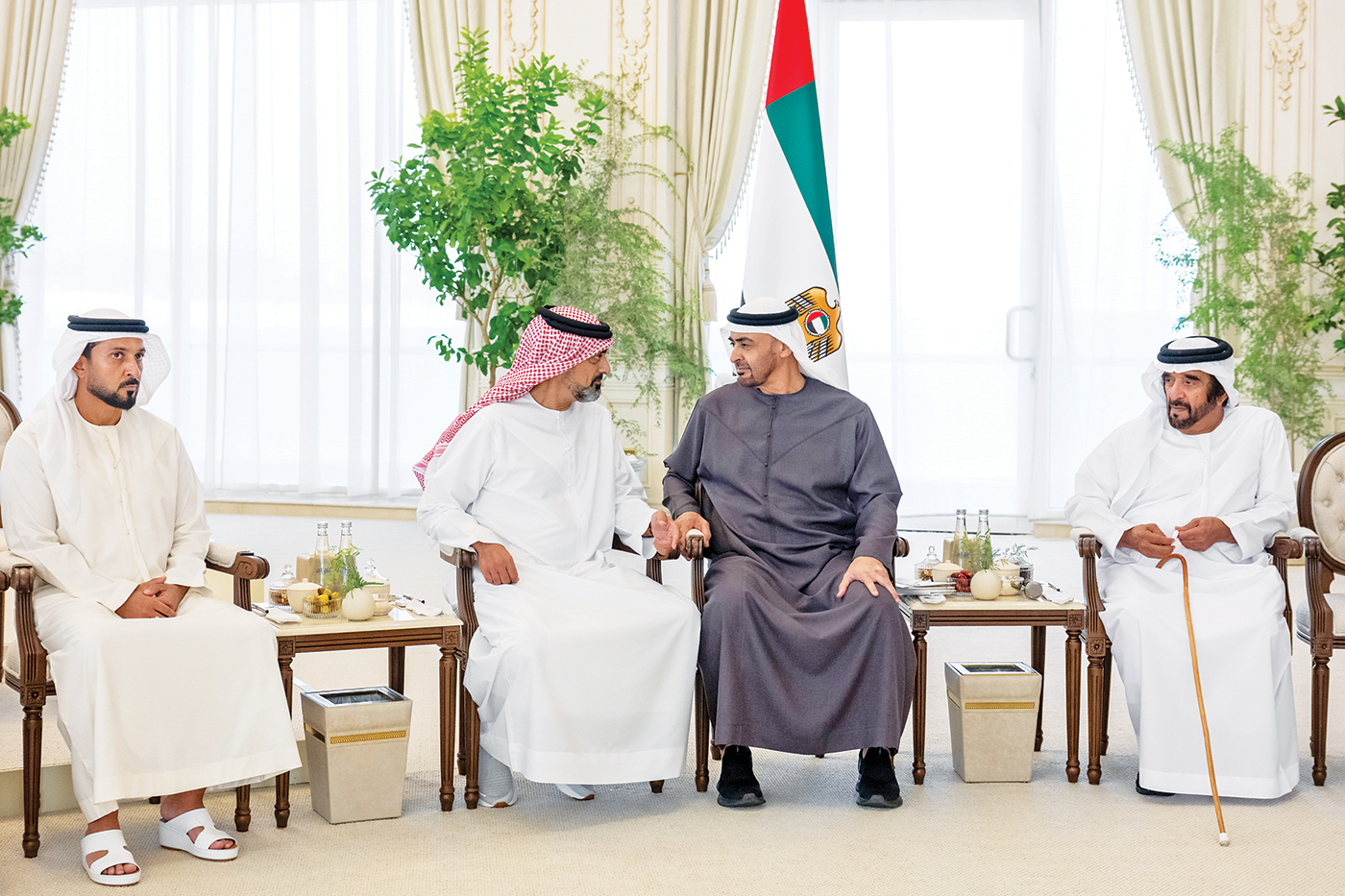 "محمد بن زايد خلال استقبال عمار النعيمي بحضور سيف بن محمد وعبدالعزيز النعيمي | تصوير: عبدالله النيادي وعمر عسكر"
