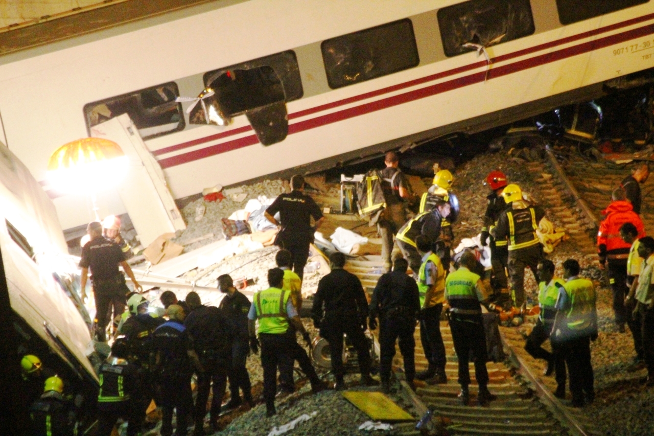 "2013 حادث قطار سانتياغو دي كومبوستيلا خلف 70 قتيلاً و143 جريحاً ويعتبر الأسوأ في تاريخ إسبانيا."