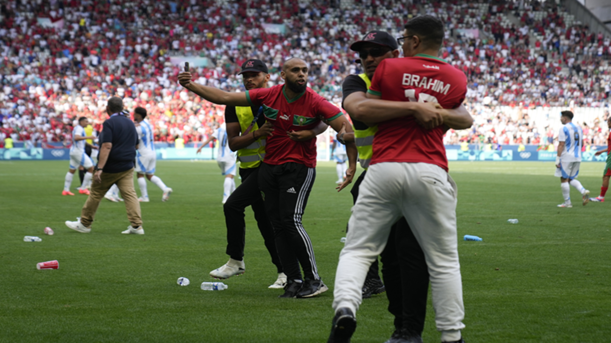 شغب الجماهير يُوقف مباراة المغرب والأرجنتين في أولمبياد باريس