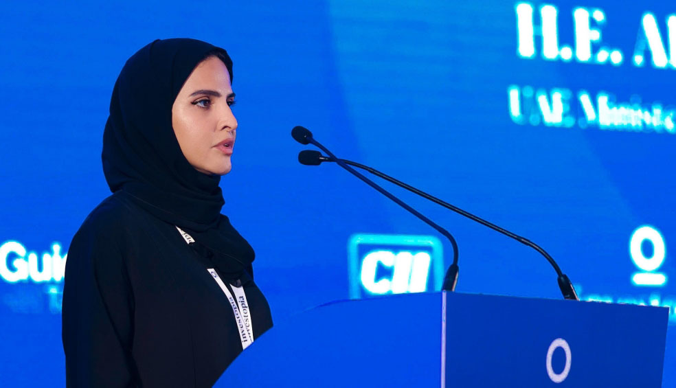 "علياء المزروعي خلال إلقاء كلمتها في القمة"