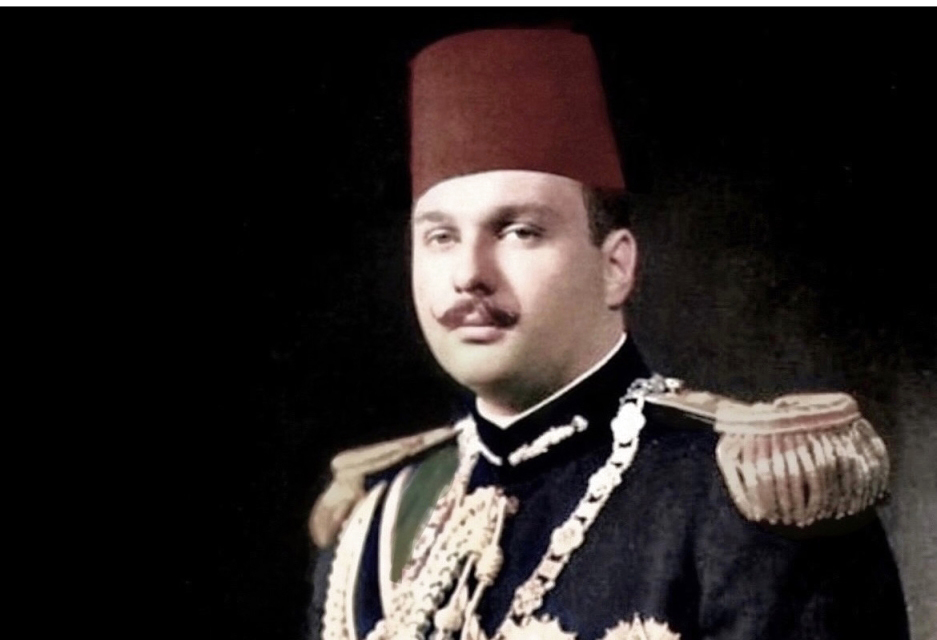 "1952 ملك مصر والسودان فاروق الأول يتنازل عن العرش لابنه الأمير أحمد فؤاد."