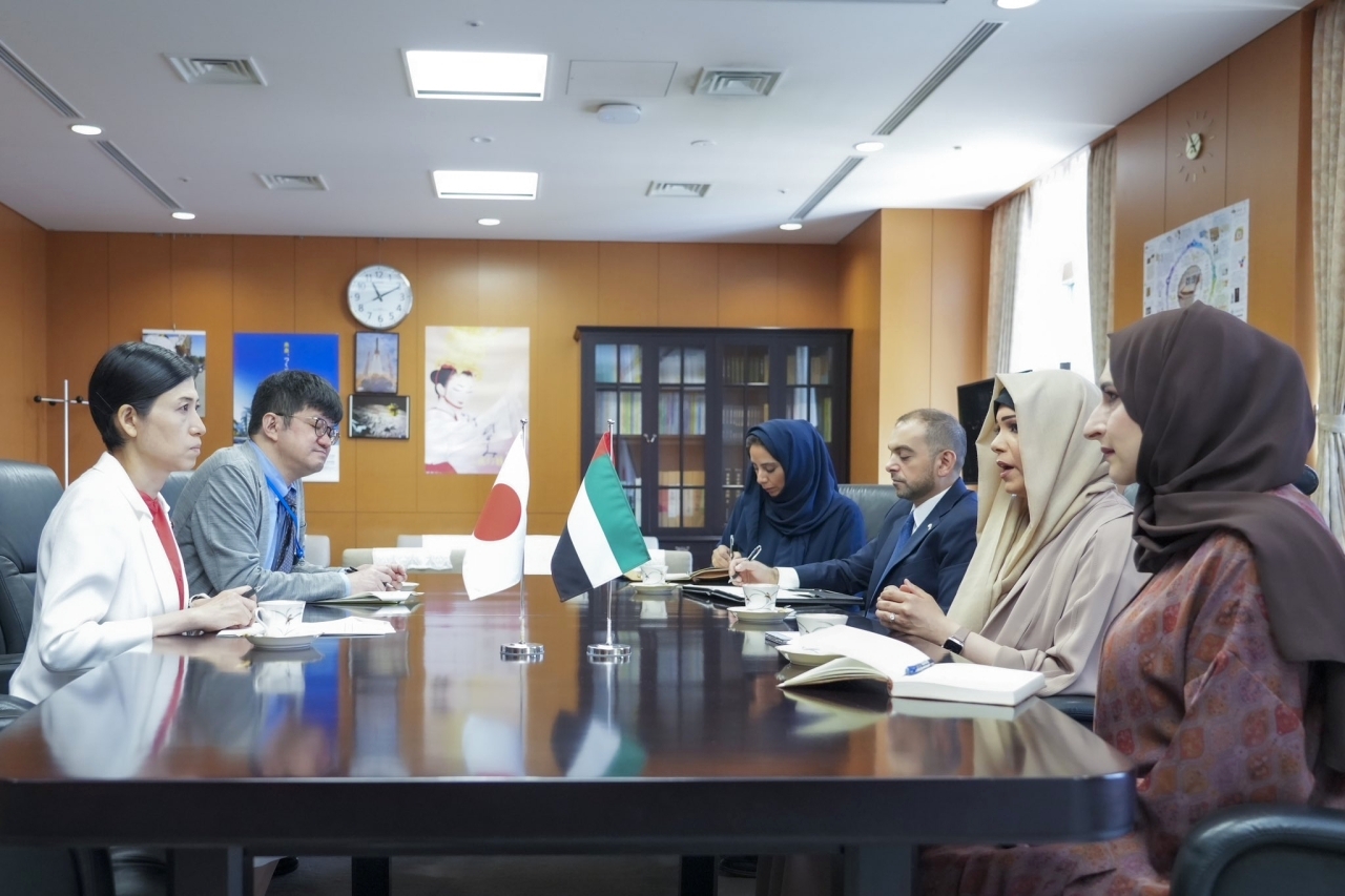"لطيفة بنت محمد خلال لقائها ممثلي وزارة التعليم والثقافة والرياضة والعلوم والتكنولوجيا اليابانية بحضور هالة بدري ومروان النقبي ومريم الأفردي"