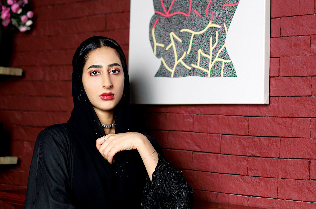 مريم الهاشمي.. رحلة فنية حافلة بألوان الفرح وإبداع التراث
