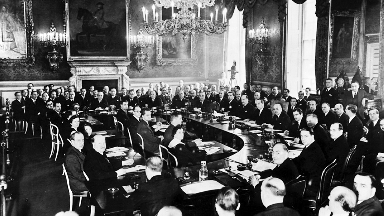 "1947 الإعلان عن انتهاء عصبة الأمم التي تأسست عقب مؤتمر باريس عام 1919."