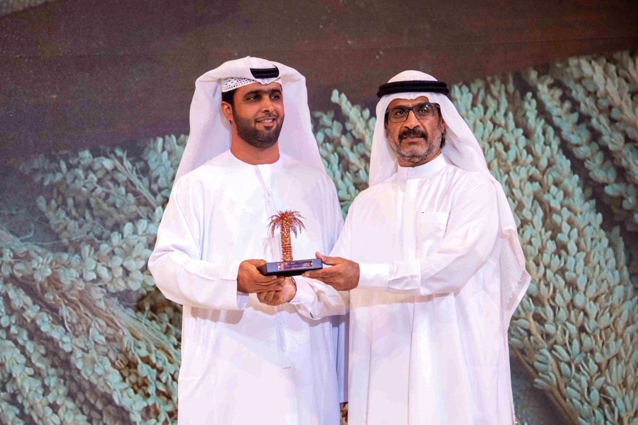 "عبدالله بن دلموك مكرماً أحد الفائزين | «البيان»"