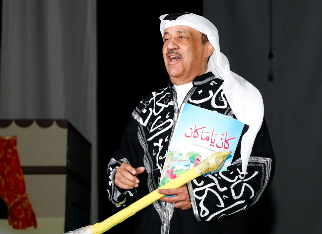 "الفنان عبدالله صالح مؤدياً دور الراوي"