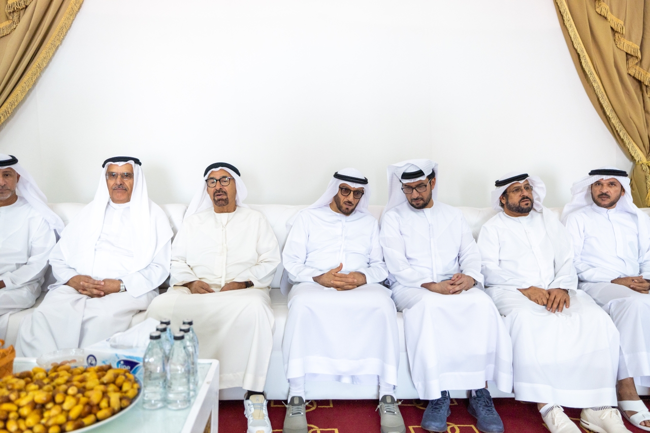 "محمد المري وعبيد بن سرور وعوض المهيري وأحمد الطاير وسعيد محمد الطاير وناصر النويس | تصوير : عيسى البلوشي"