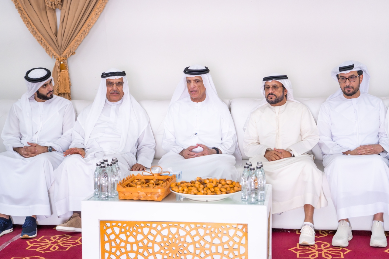 "حاكم رأس الخيمة خلال تقديم واجب العزاء بحضور عوض المهيري وأحمد الطاير وسعيد ومطر محمد بن سعيد الطاير | وام"