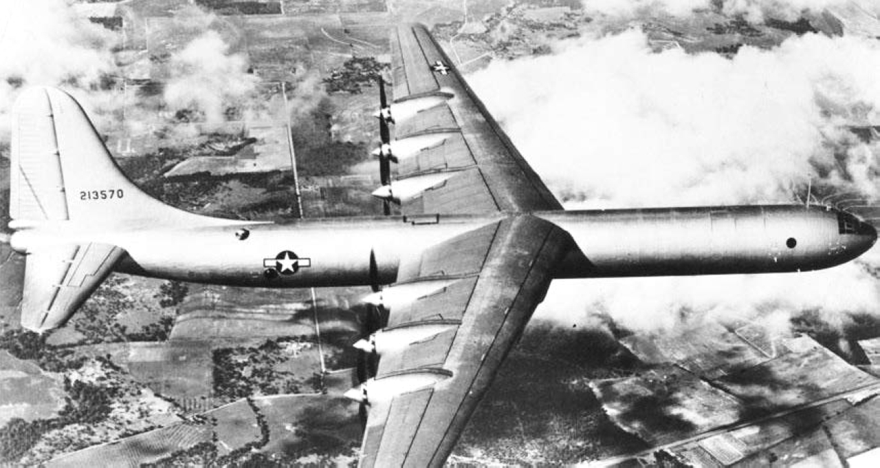"1946 قاذفة القنابل الاستراتيجية بي- 36 الأمريكية تقوم بأولى رحلاتها."