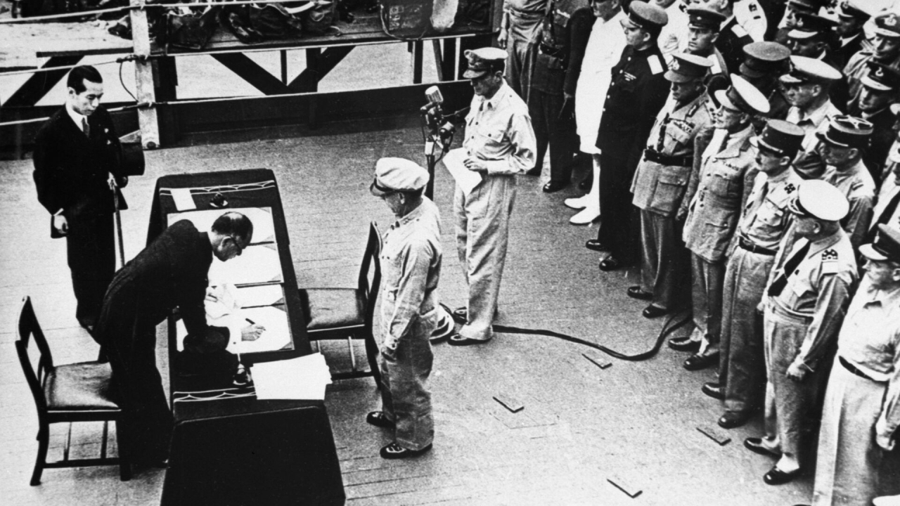 "1945 اليابان تعلن من خلال الإذاعة استسلامها في الحرب العالمية الثانية."