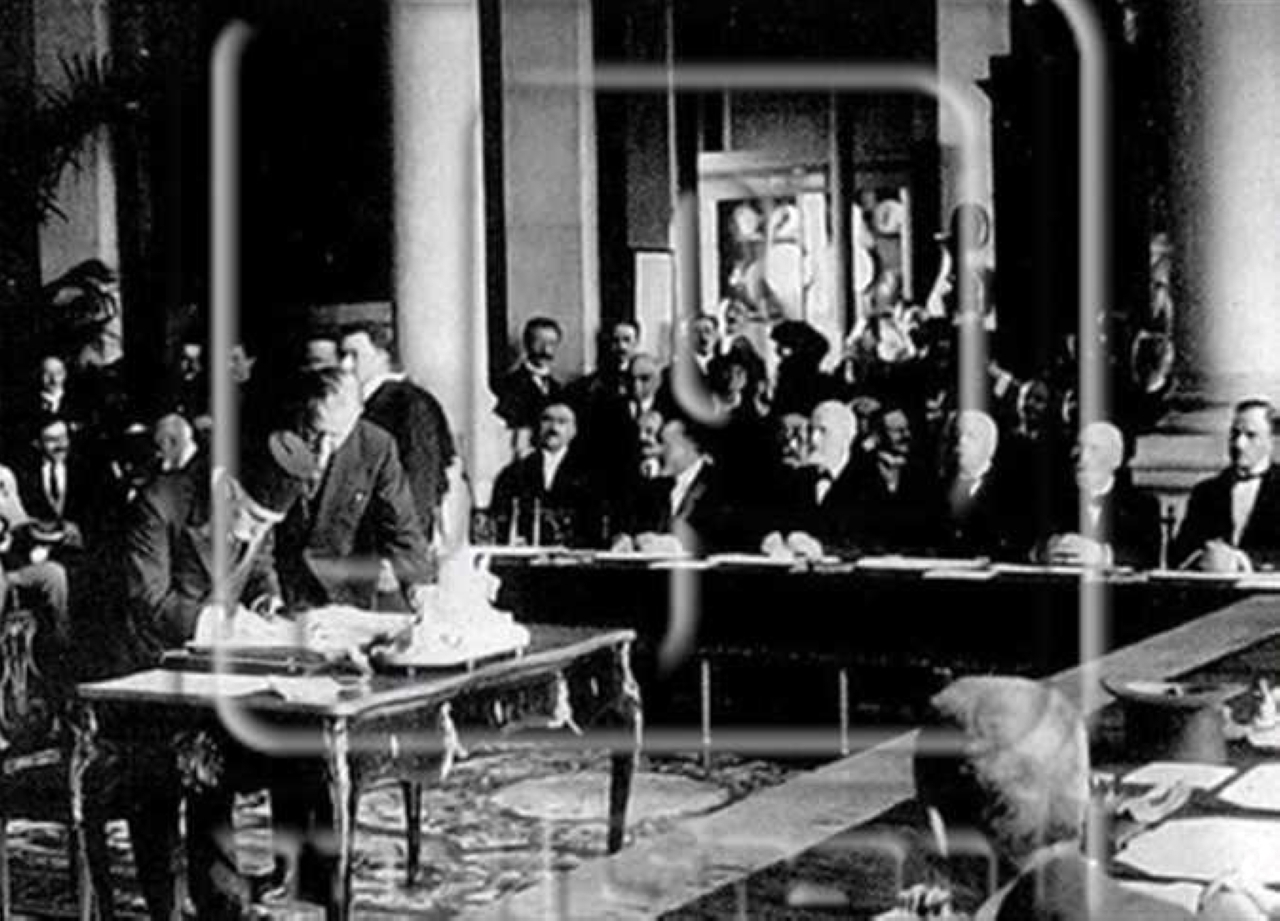 "1920التوقيع على معاهدة سيفر بين الدولة العثمانية وقوات الحلفاء عقب الحرب العالمية الأولى."