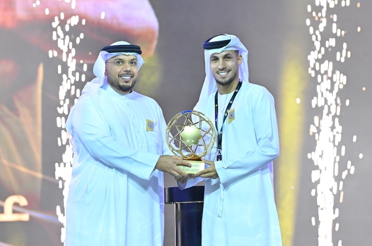 "علي صالح يتسلم جائزة الكرة الذهبية من عبدالله الجنيبي | البيان"