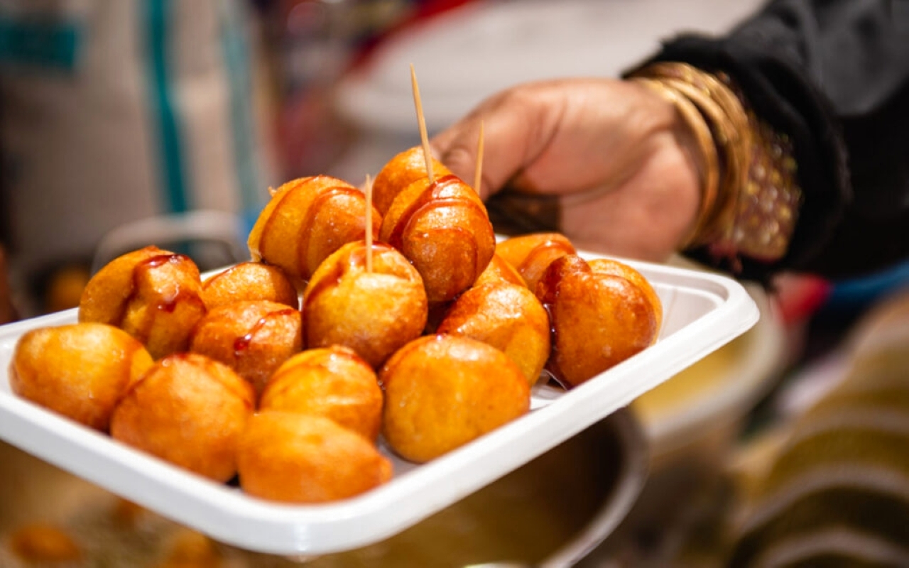 "الأكلات الشعبية.. نافذة للإطلال على تاريخ وعادات أهل الإمارات وكرمهم الأصيل | وام"