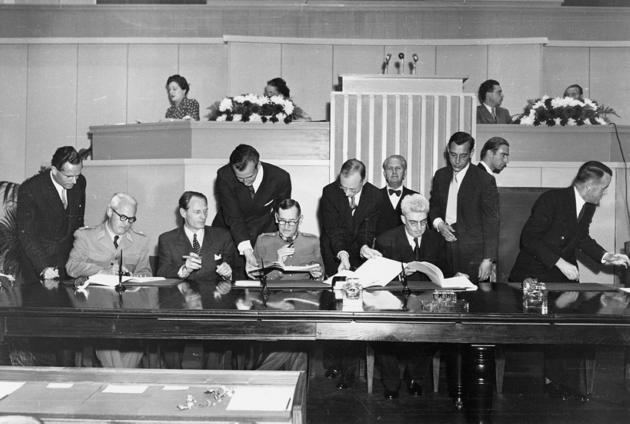 "1949 توقيع اتفاقية جنيف المتعلقة بحماية المدنيين في أوقات الحرب وحظر نقل السكان."