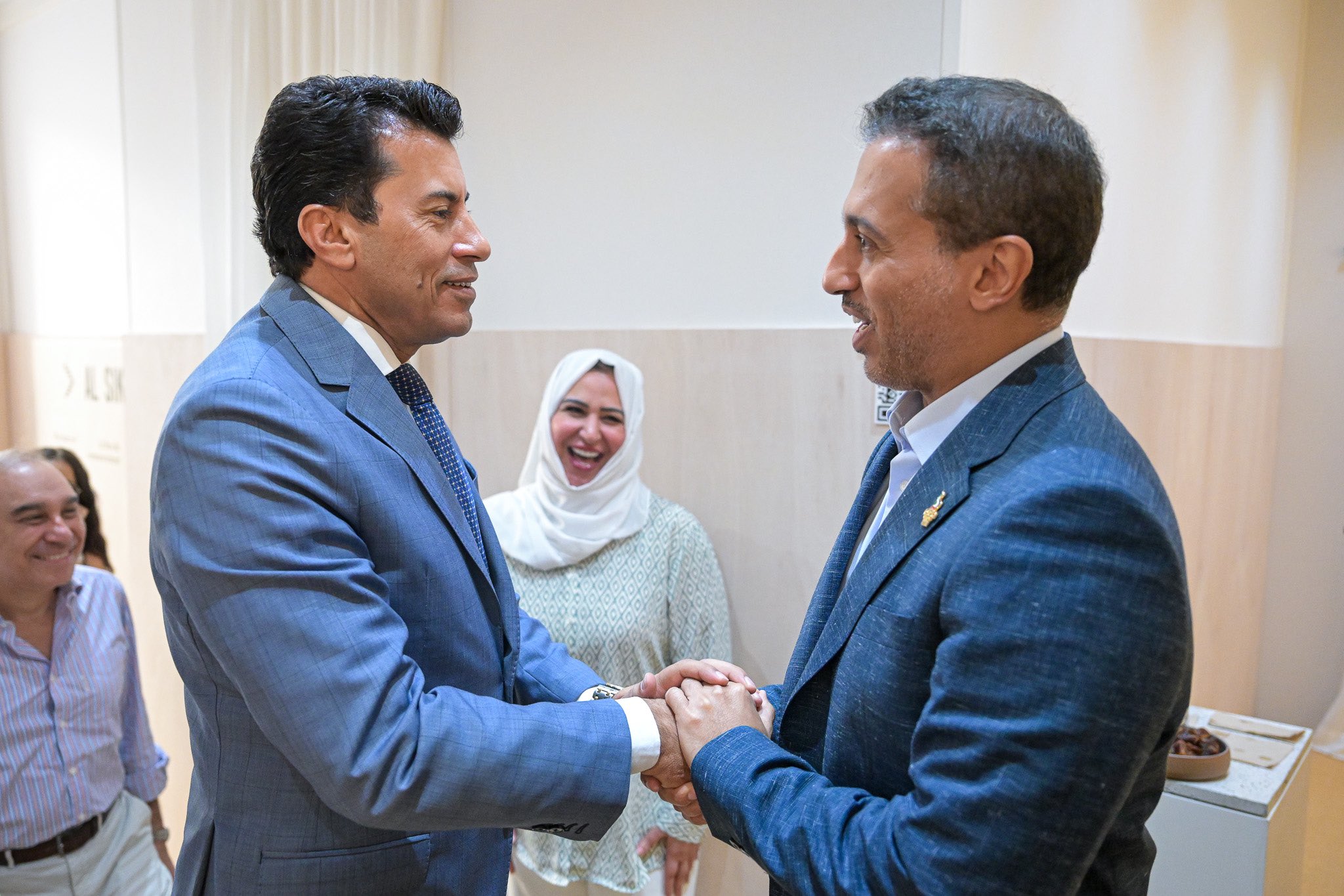 أحمد بالهول الفلاسي يستقبل نظيره المصري بالبيت الأولمبي الإماراتي بباريس
