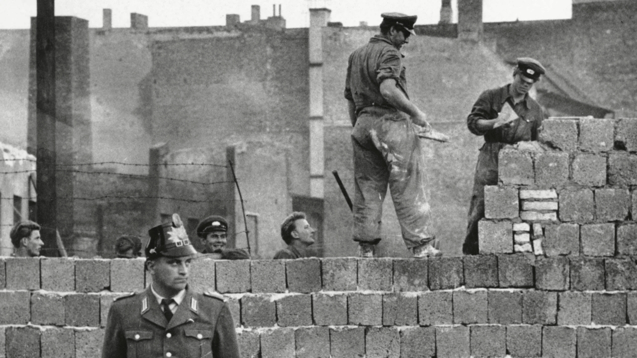 "1961 إغلاق الحدود بين الألمانيتين الشرقية والغربية، وبدء بناء سور برلين الذي استمر 28 عاماً."