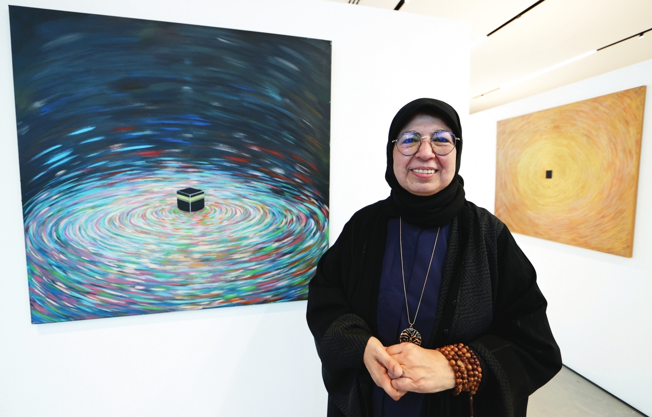 "صديقة جمعة مع أعمالها"