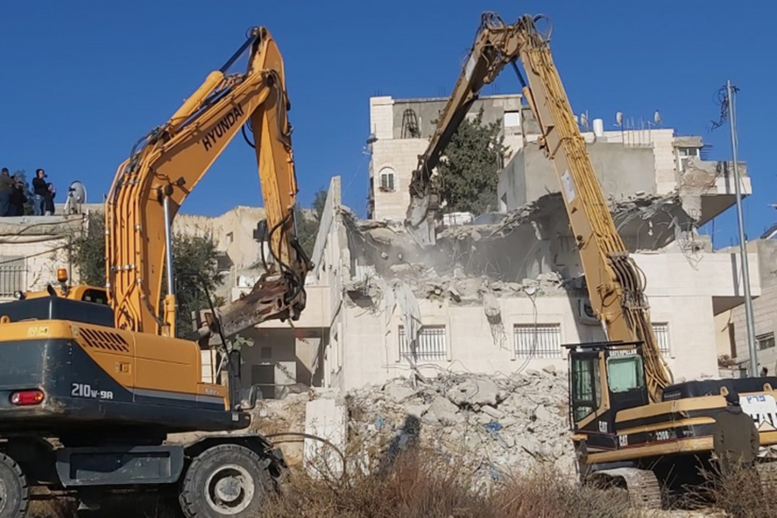 القوات الإسرائيلية تهدم منزلاً ومنشأتين شرقي القدس