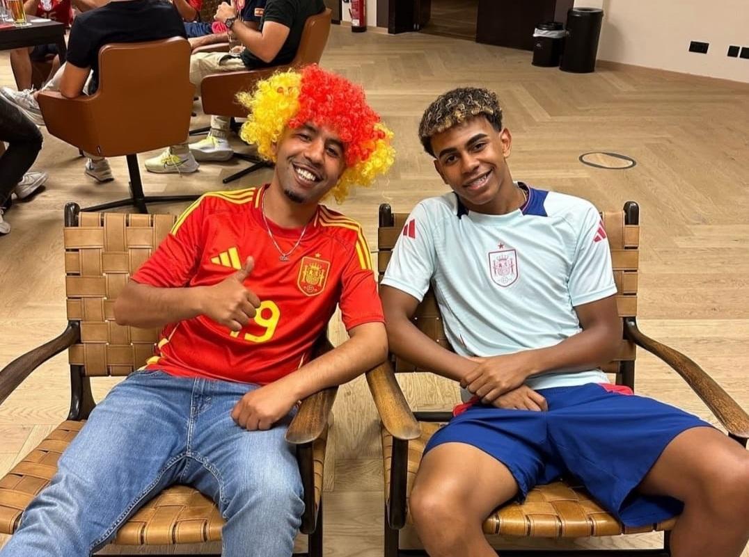 موقف لامين يامال من المشاركة مع برشلونة ضد فالنسيا بعد حادثة طعن والده