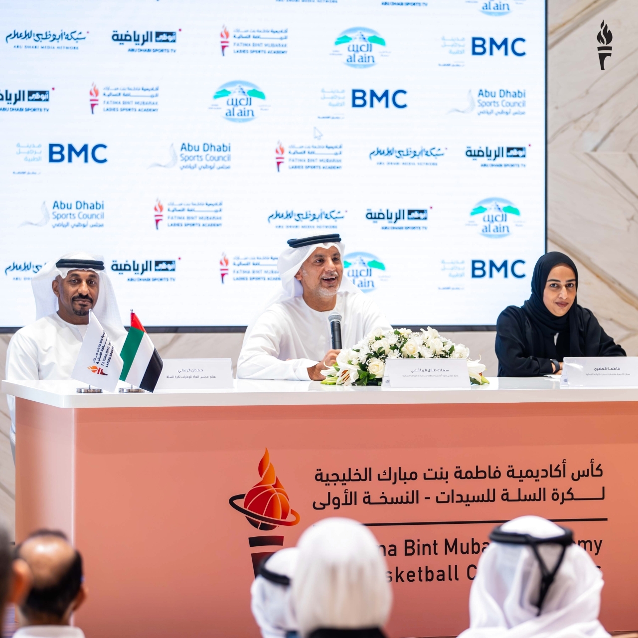 "طلال الهاشمي متوسطاً حمدان الزعابي وفاطمة العامري خلال المؤتمر الصحافي | من المصدر"