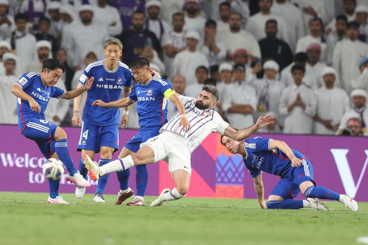 "من مواجهة العين ويوكوهاما الياباني الموسم الماضي - البيان"