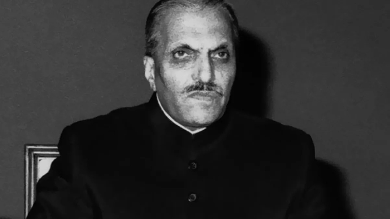 "1988 مقتل الرئيس الباكستاني محمد ضياء الحق والسفير الأمريكي أرنولد رافل في حادث تحطم طائرة."