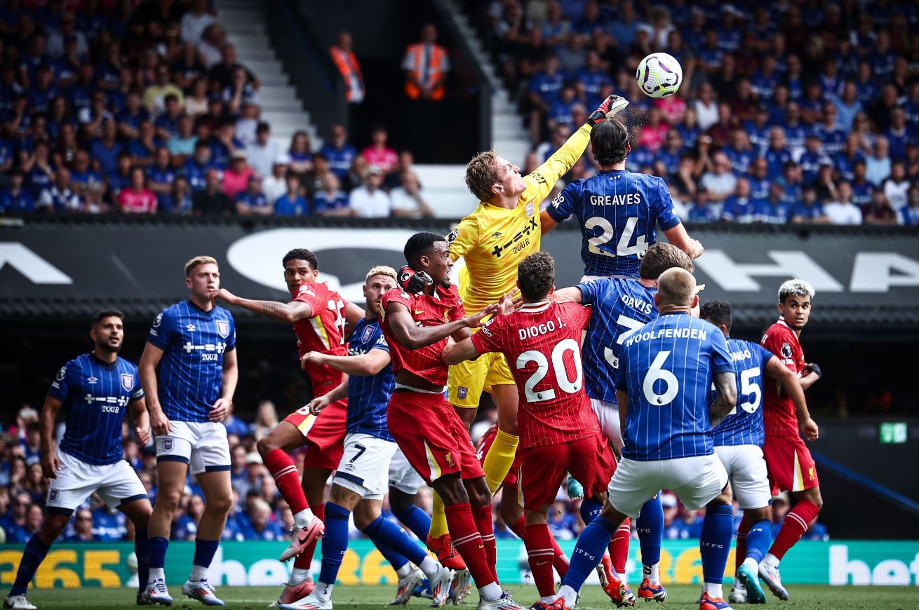 ليفربول يجمع أول 3 نقاط في مشواره بالدوري الإنجليزي بثنائية في مرمى إبسويتش