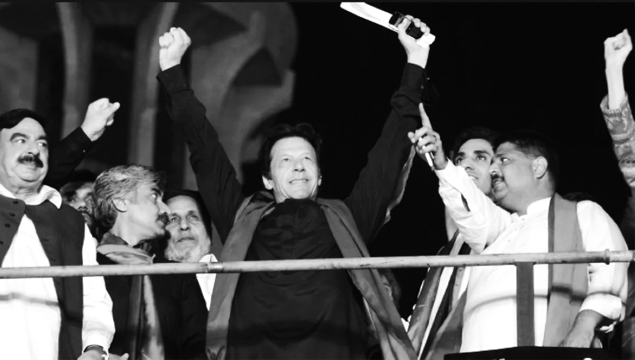 "2018 لاعب الكريكيت السابق عمران خان يصبح رسمياً رئيساً للوزراء في باكستان."