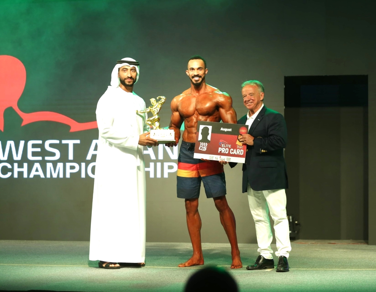 "عبدالله الشرقي خلال تتويج ماهر البدواوي بحضور روفائيل سانتوغا | البيان"