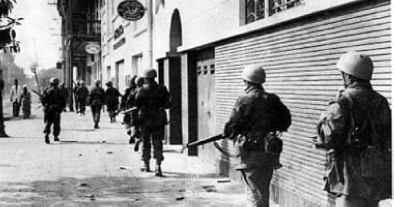 "1882 الإنجليز يحتلون بورسعيد والإسماعيلية، وذلك في بداية احتلالهم مصر."